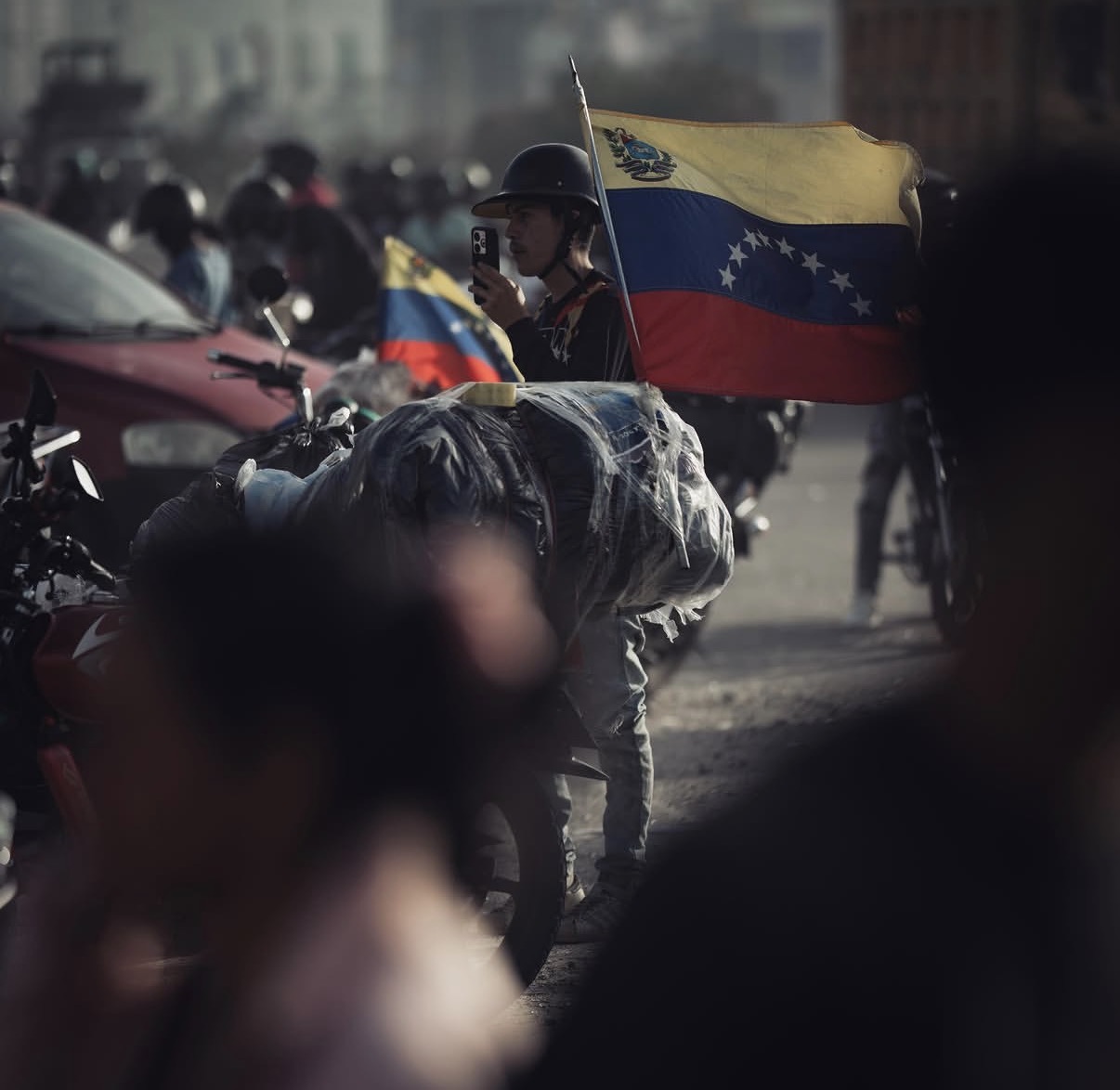 Resiliencia: la bandera en pie sobre las ruinas.